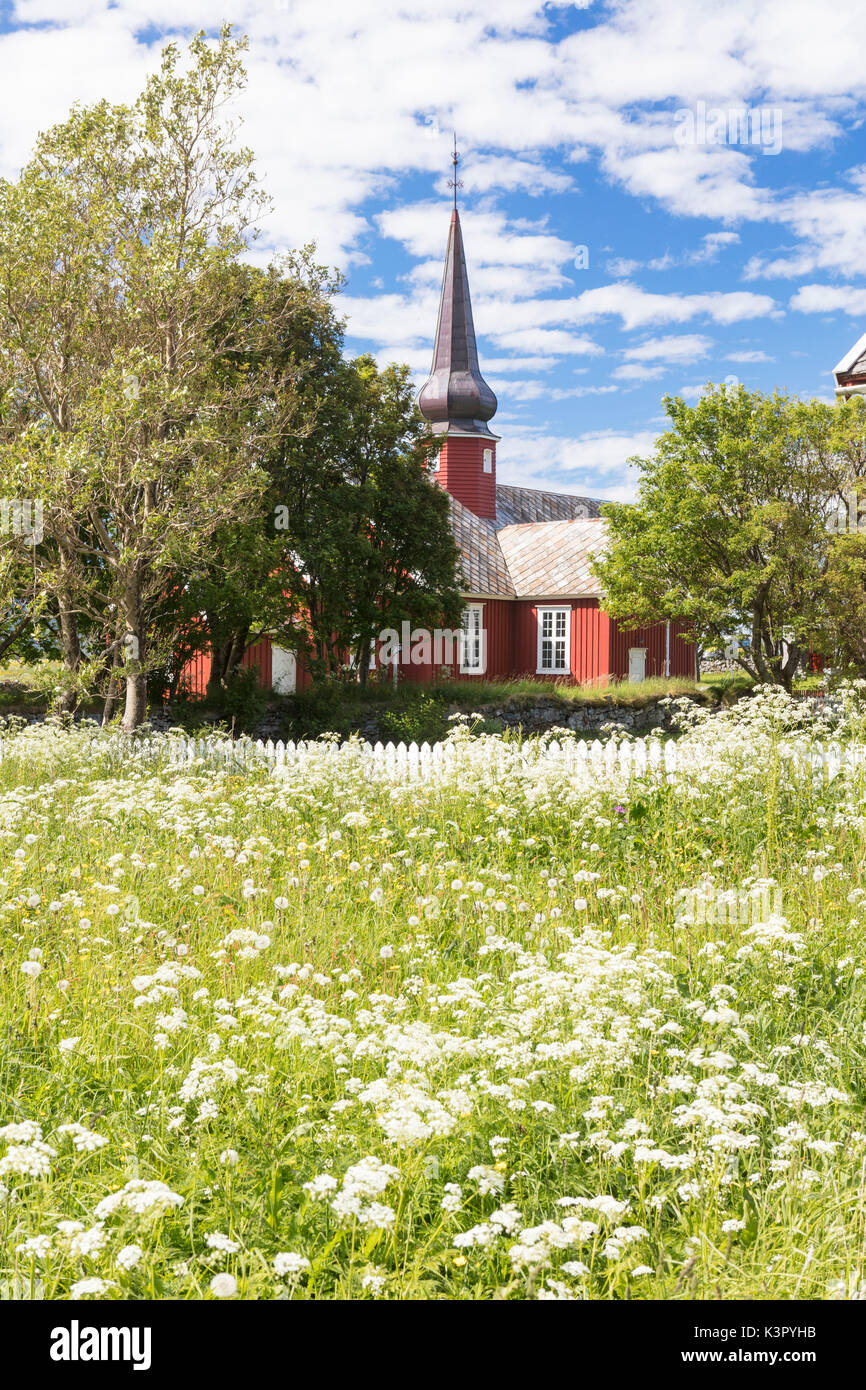 Campo dei Fiori il telaio in legno tipico chiesa Flakstad Isole Lofoten in Norvegia Europa Foto Stock