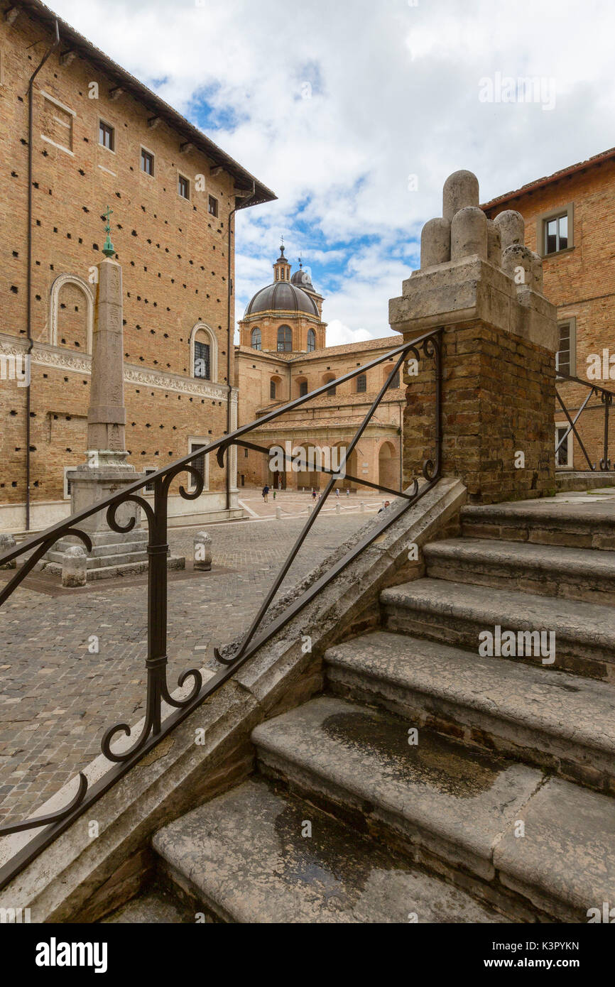 Vista l'obelisco egiziano in piazza Rinascimento di fronte al Palazzo Ducale di Urbino in provincia di Pesaro Marche Italia Europa Foto Stock