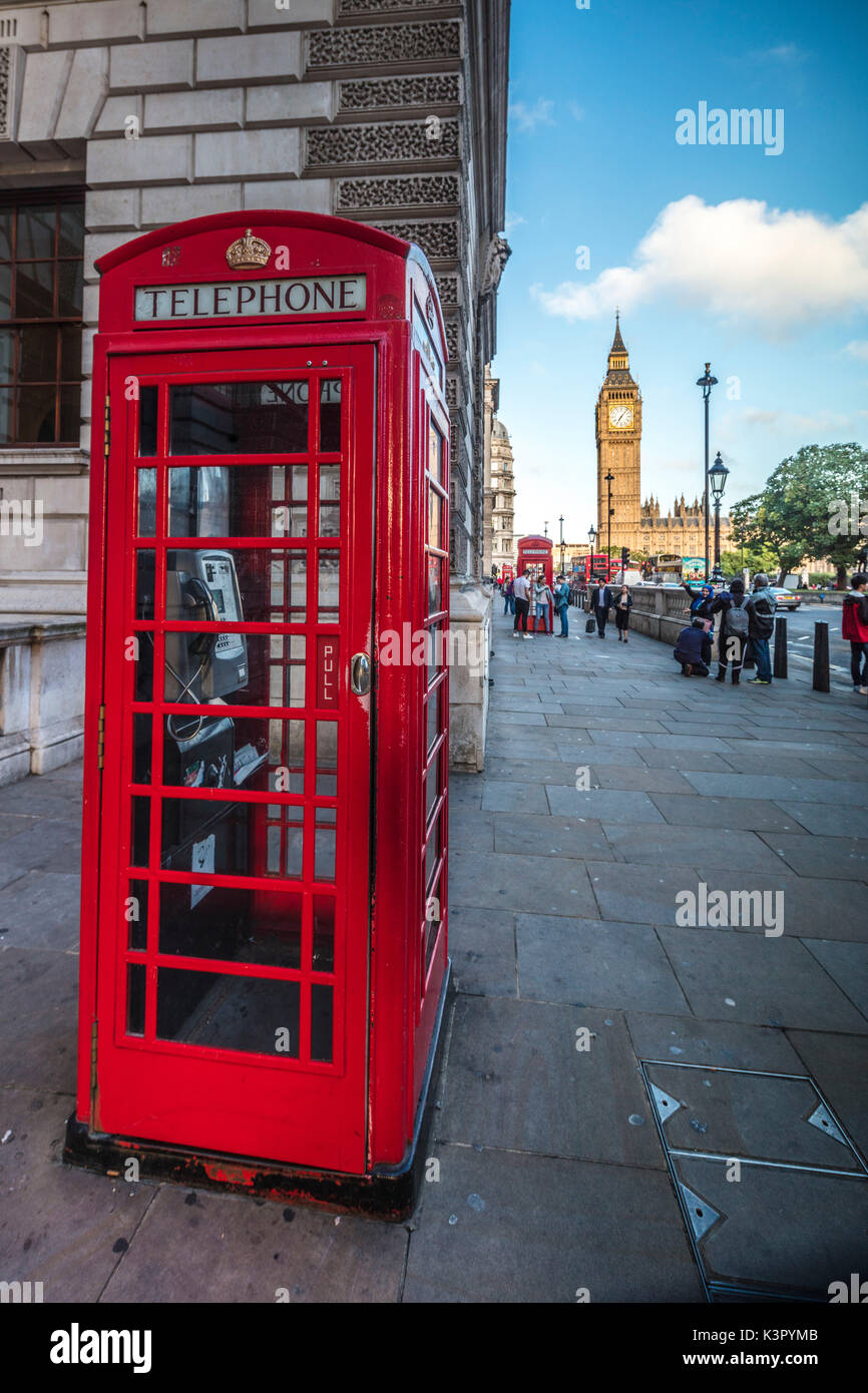 Tipico british telefono rosso scatola con il Big Ben sullo sfondo London Regno Unito Foto Stock