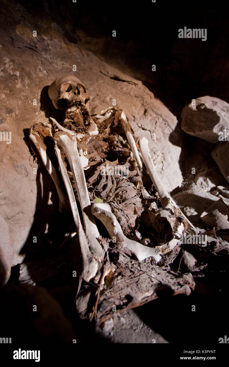 Un chullpa (chullpas) è un Inca Tumb nascondendo alcuni mummis con i loro oggetti personali. È possibile visitare il sito Web all'inizio del sentiero che conduce alla vetta del vulcano Tunupa nel Salar de Uyuni, Bolivia, Sud America Foto Stock