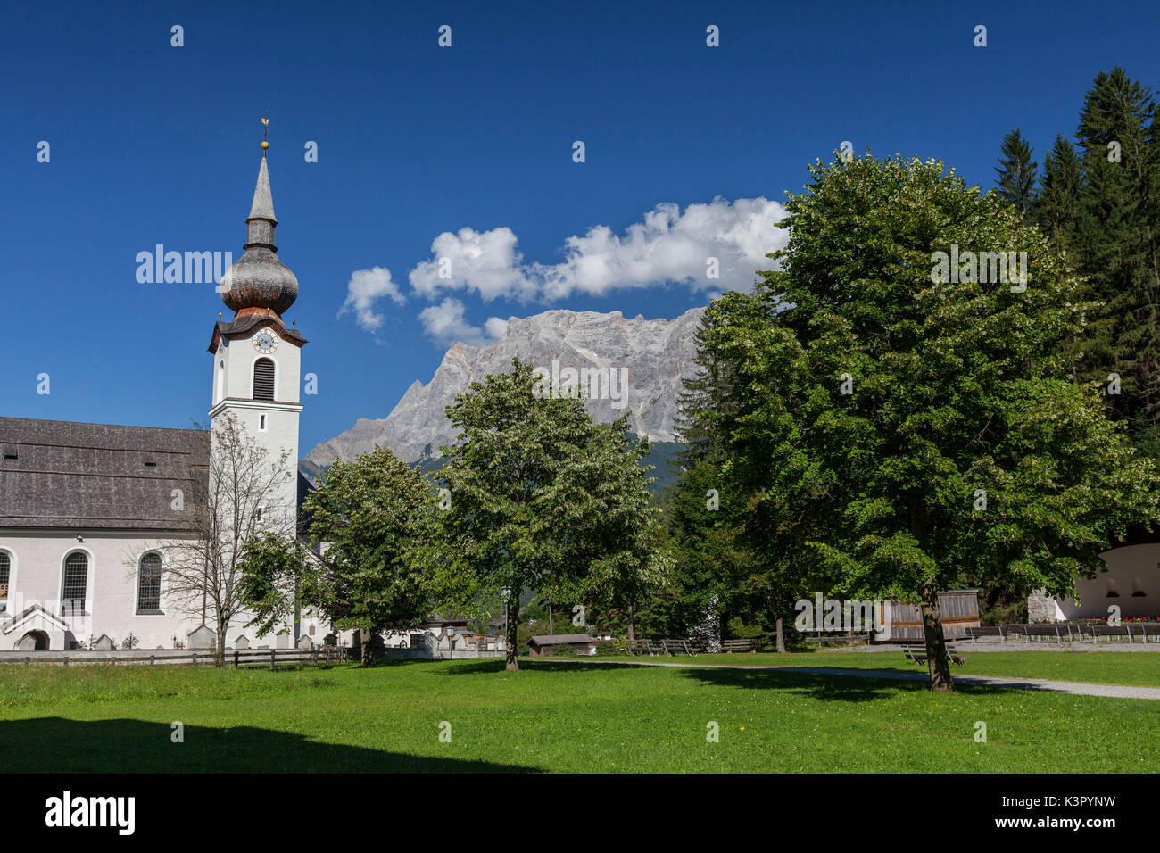 Tipica chiesa del villaggio alpino circondato da vette e boschi Garmisch Partenkirchen Oberbayern regione Baviera Germania Europa Foto Stock