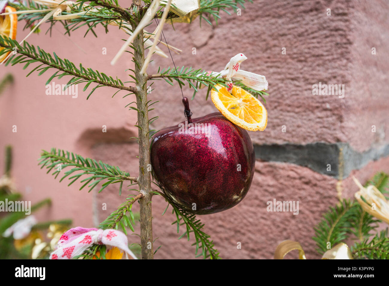 La mela e la frutta come il Natale ornamenti e decorazioni Kaysersberg Haut-Rhin dipartimento Alsace Francia Europa Foto Stock
