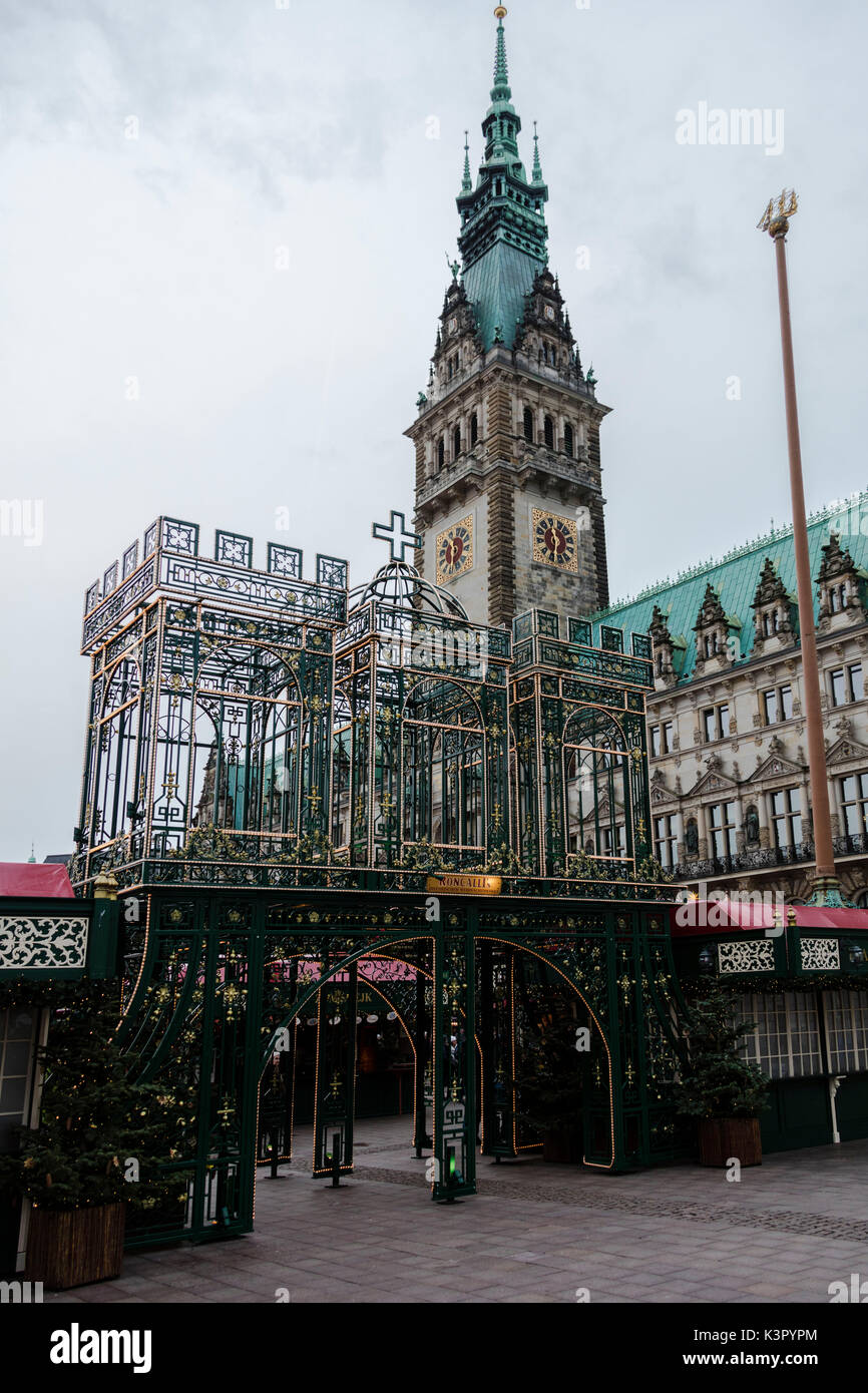 Mercato di Natale e decorazioni con la torre campanaria in background Rathaus Altstadt trimestre Amburgo Germania Europa Foto Stock