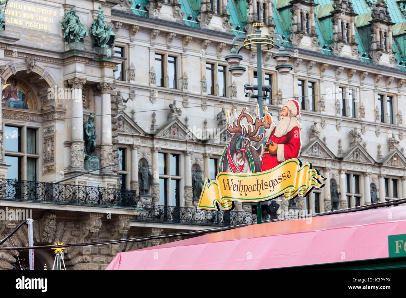 Mercatino di Natale e le decorazioni circondato da architettura neoclassica Rathaus square Altstadt trimestre Amburgo Germania Europa Foto Stock