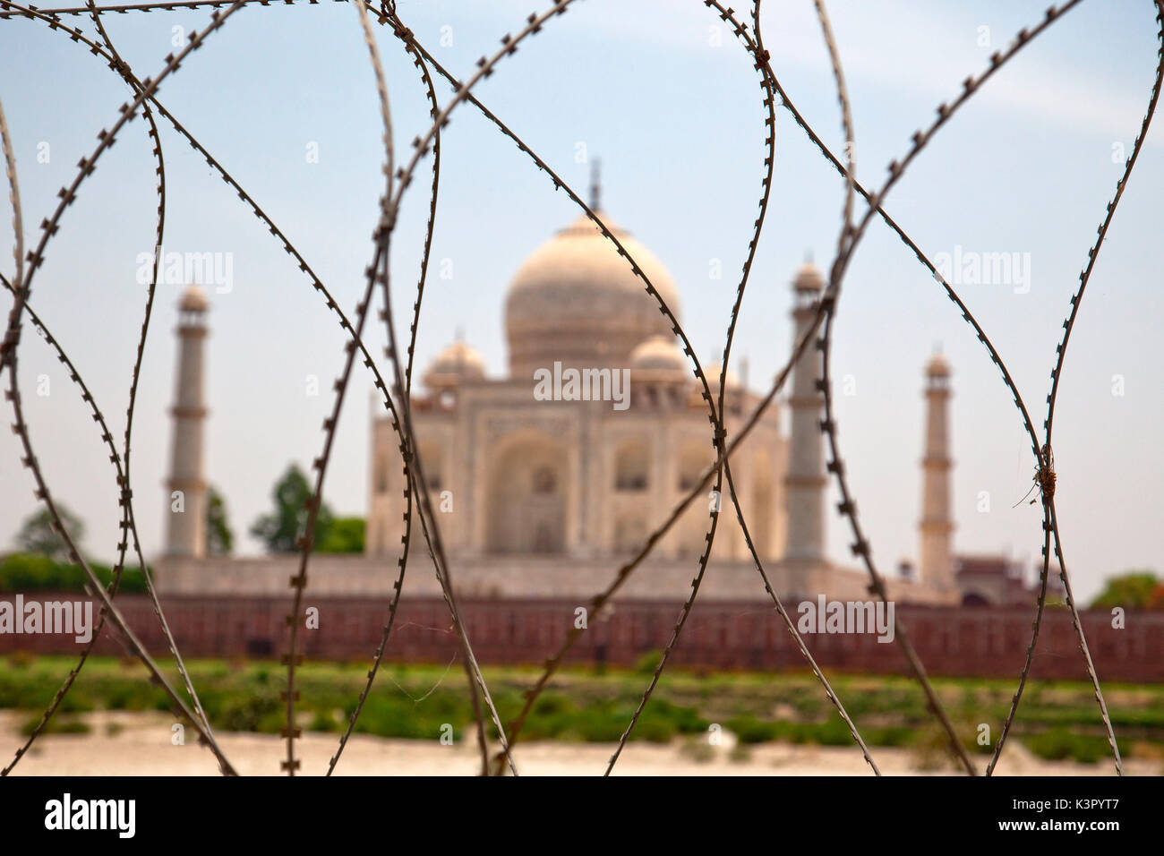 Il Taj Mahal è un marmo bianco mausoleo di Agra, India. È ampiamente considerato un premier esempio di architettura di Mughal, che combina gli elementi di indiani, persiano, e stili islamici ed è uno di India dalle principali attrazioni turistiche. Esso è comunemente indicato come il gioiello dell'India. Ed è probabilmente anche il più grande monumento di amore Agra, India Foto Stock