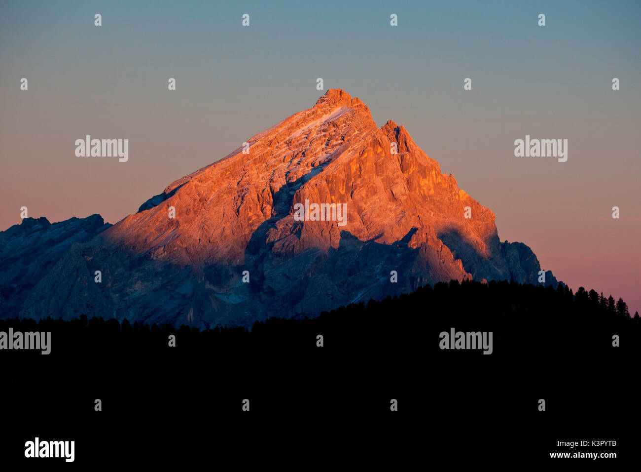 La luce del tramonto sul Monte Antelao nelle Dolomiti Bellunesi Trentino Alto Adige, Italia, Europa Foto Stock