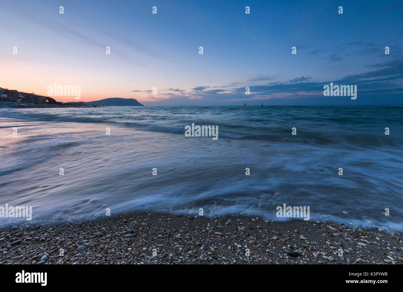 Onde Che Si Infrangono Sulla Spiaggia Incorniciata Dal Blu