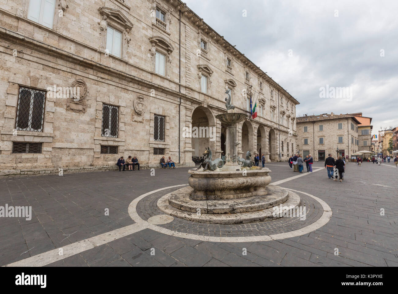 Edifici antichi e decorate fontana nella Piazza Arringo Ascoli Piceno Marche Italia Europa Foto Stock