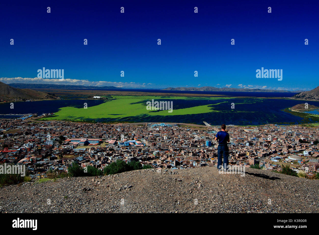 Il lago Titicaca visto da Puno, Perù Sud America Foto Stock