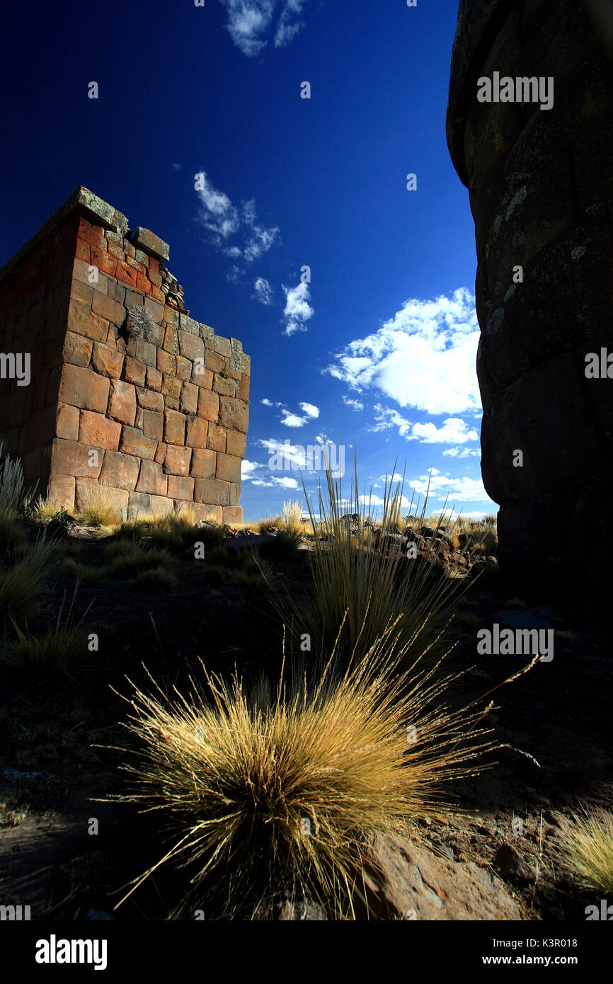 Durante una sosta nel villaggio di Puno sulla costa occidentale del Lago Titicaca è possibile visitare alcune meravigliose rovine antiche - Perù Sud America Foto Stock