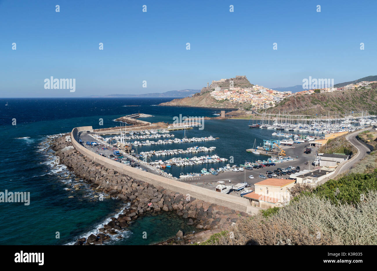 Vista della città costiera di porto e incorniciato dal blu del mare Castelsardo Golfo dell Asinara Provincia di Sassari Sardegna Italia Europa Foto Stock