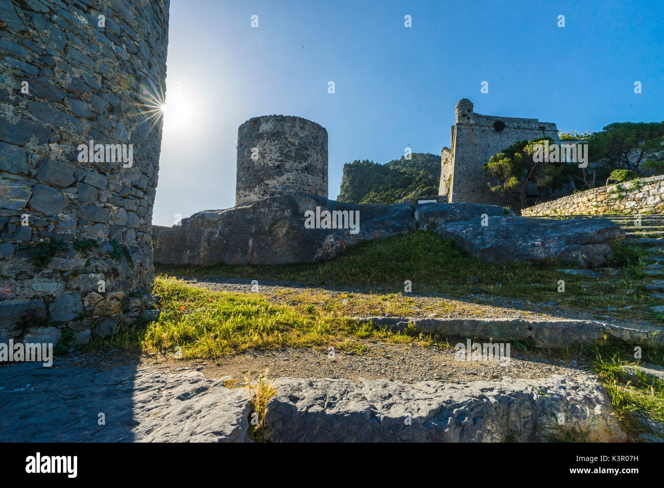 Cielo blu sulle antiche rovine e chiesa arroccata sul promontorio di Portovenere in provincia di La Spezia Liguria Italia Europa Foto Stock