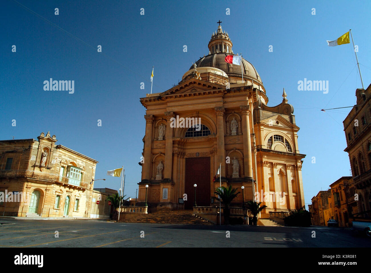 La vecchia chiesa parrocchiale di Gçajnsielem sorge sulla Piazza Indipendenza, nel cuore della parte vecchia del villaggio di Gozo. La chiesa vanta un titolare dipinto della Madonna di Loreto dal famoso artista locale Michele Bussutil e quattro capolavori del celebre pittore Giuseppe Cali - Gozo, Malta Europa Foto Stock