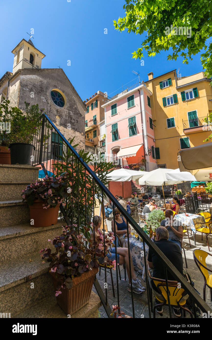 Case colorate del tipico borgo di Corniglia il Parco Nazionale delle Cinque Terre in provincia di La Spezia Liguria Italia Europa Foto Stock