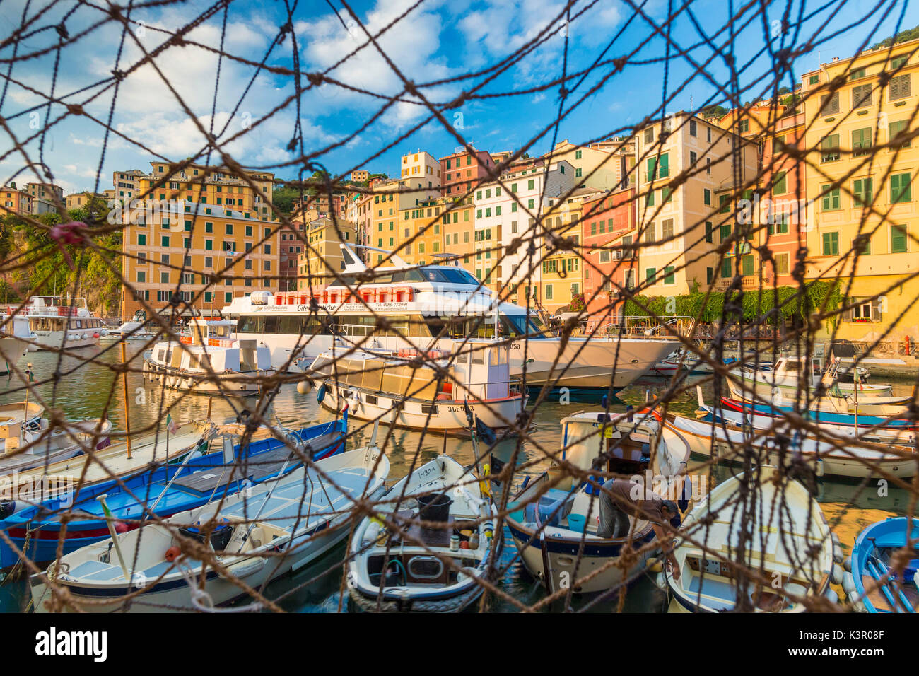 Rete da pesca telai Harbour e il borgo di Camogli Golfo Paradiso Portofino Parco Nazionale La provincia di Genova Liguria Italia Europa Foto Stock