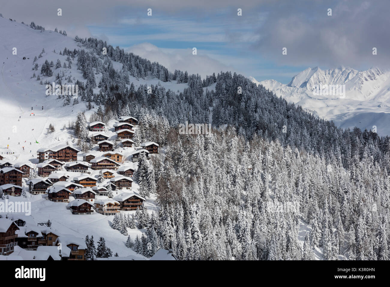 Boschi innevati telaio il tipico paese alpino e stazione sciistica di Bettmeralp distretto di Raron nel canton Vallese Svizzera Europa Foto Stock
