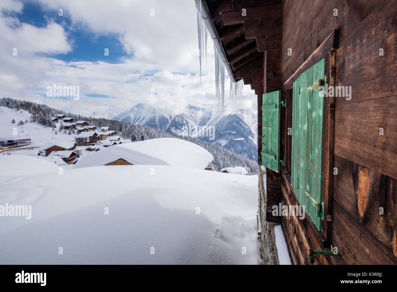 Capanna in legno cornici del villaggio alpino dopo una nevicata Bettmeralp distretto di Raron nel canton Vallese Svizzera Europa Foto Stock