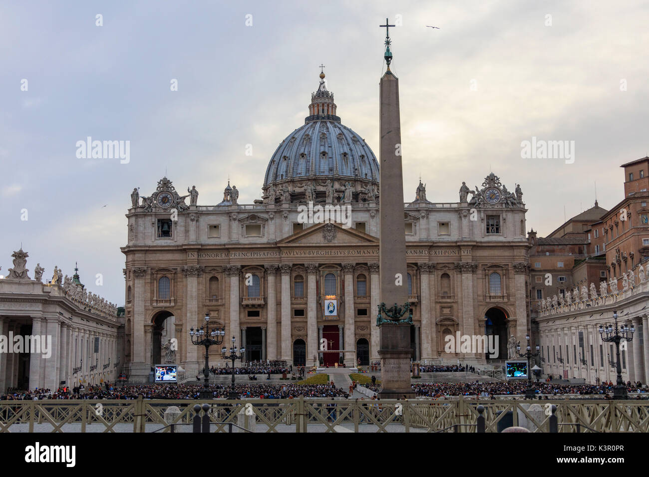 Una vista all'obelisco e la facciata della Basilica di San Pietro in Vaticano il simbolo della religione cattolica Roma Lazio Italia Europa Foto Stock