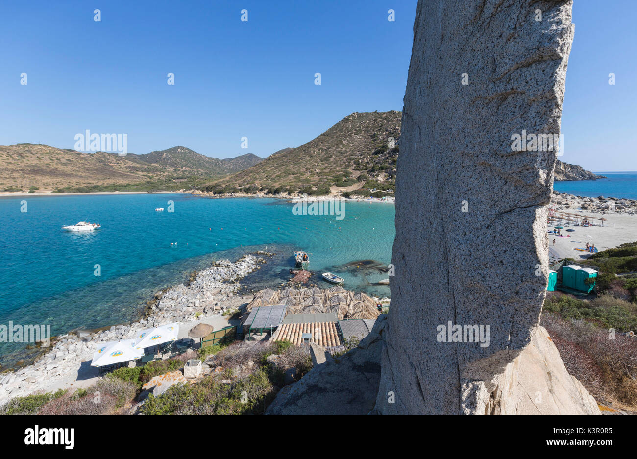 Rocce bianche il telaio il turchese del mare e la spiaggia sabbiosa Punta Molentis Villasimius Cagliari Sardegna Italia Europa Foto Stock