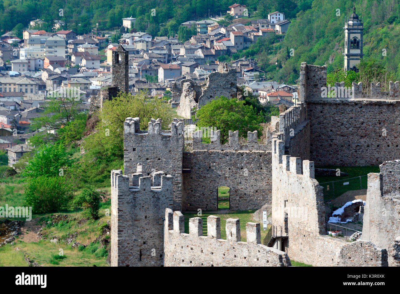 Sulla collina di Grosio giacciono le rovine di San Faustino e Visconti Venosta castelli, quest'ultimo essendo in gran parte ricostruito e l ex cuscinetto solo tracce di prove della sua ex posizione salva per una cappella ricostruita sul sito. Nella stessa località si possono trovare incisioni rupestri risalenti al 2200 a 1000 BC, Valtellina Lombardia Italia Europa Foto Stock