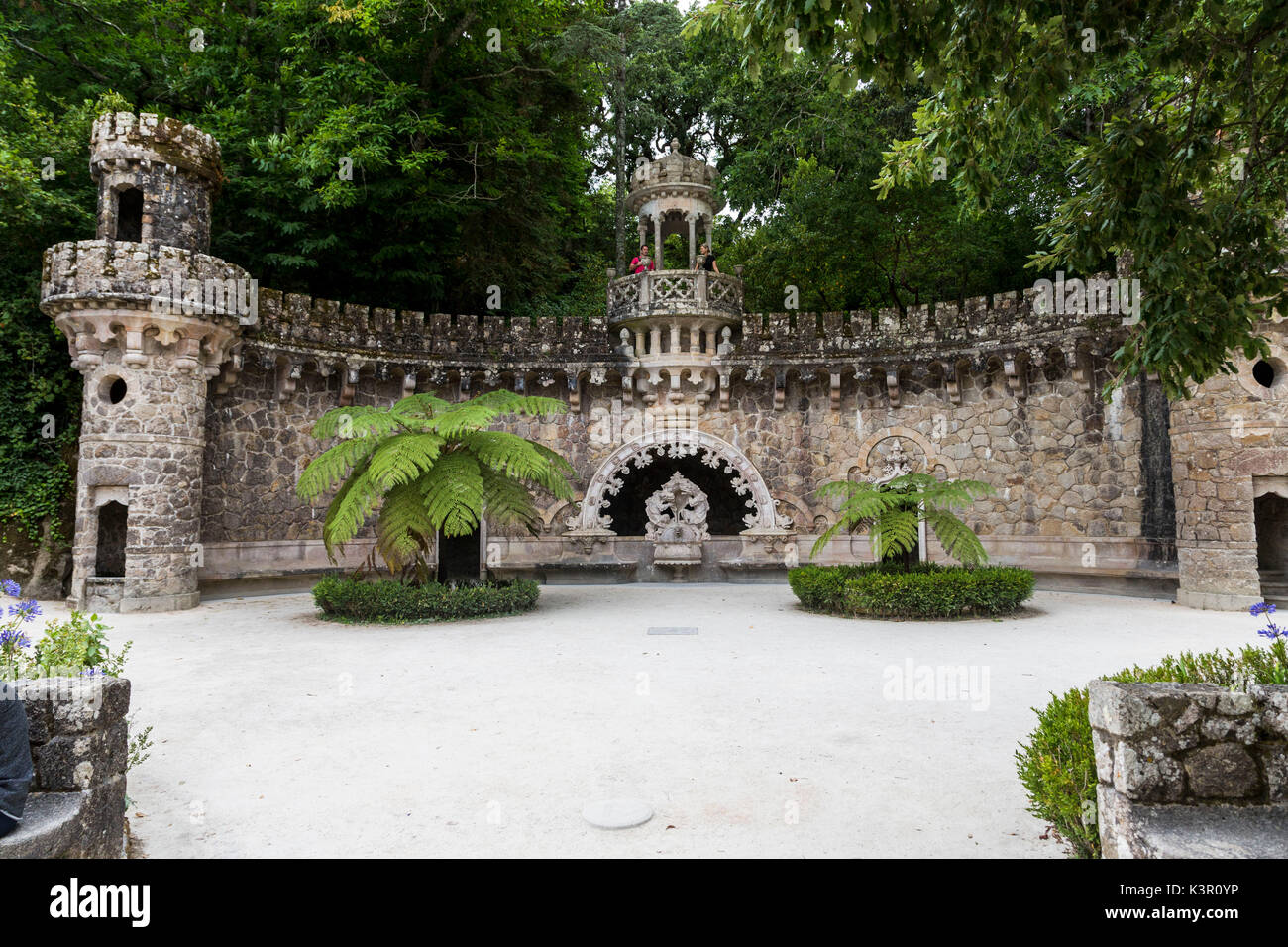 L'antico portale dei guardiani presso il padiglione centrale della Quinta da Regaleira station wagon Sintra Portogallo Europa proprietà Foto Stock