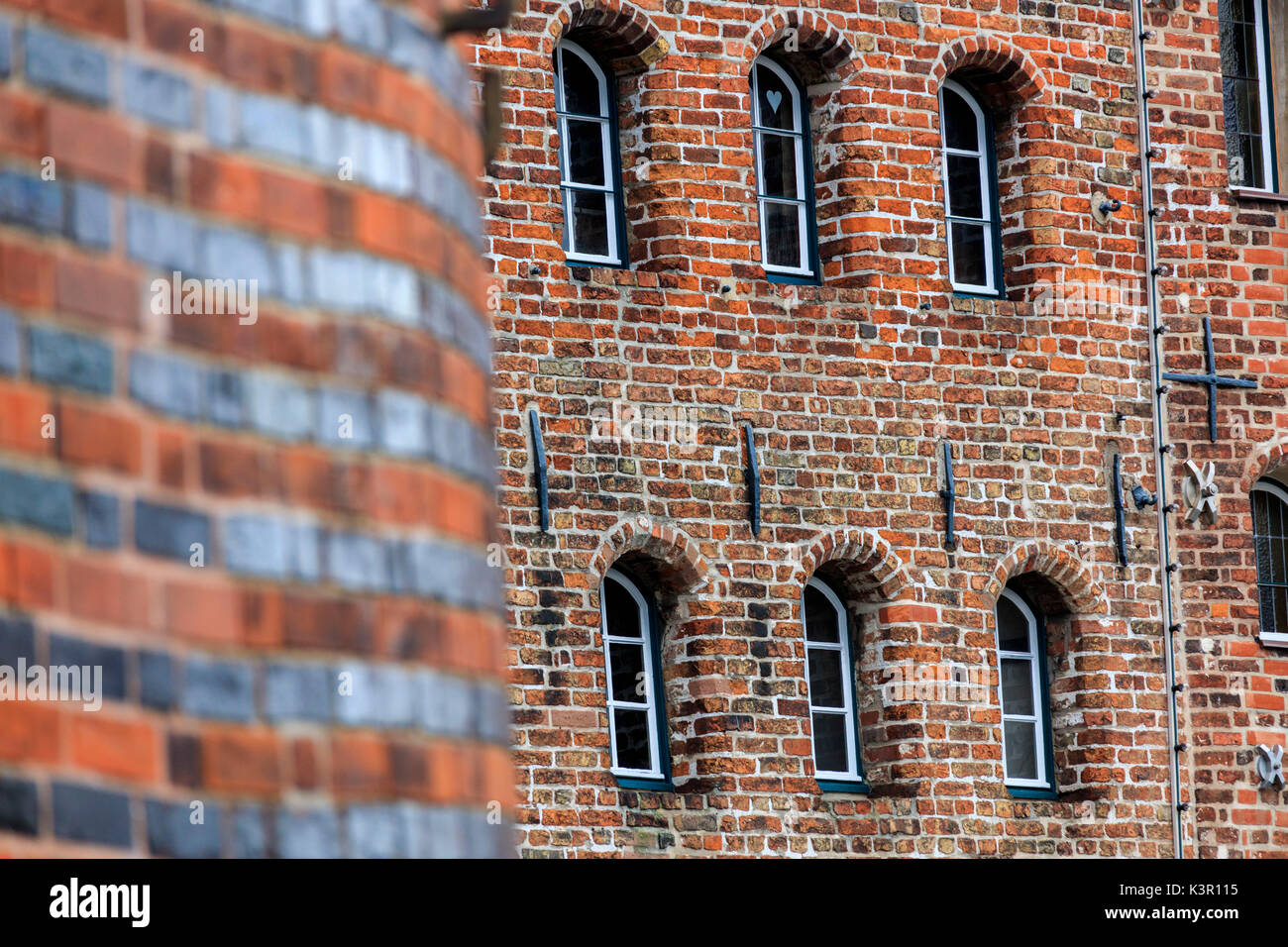 Dettagli di Windows e l'architettura dell'edificio gotico Holstentor di Lübeck Schleswig Holstein Germania Europa Foto Stock