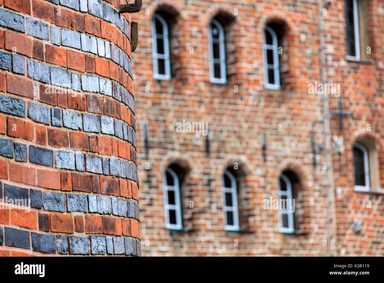 Dettagli di piastrelle e l'architettura dell'edificio gotico Holstentor di Lübeck Schleswig Holstein Germania Europa Foto Stock