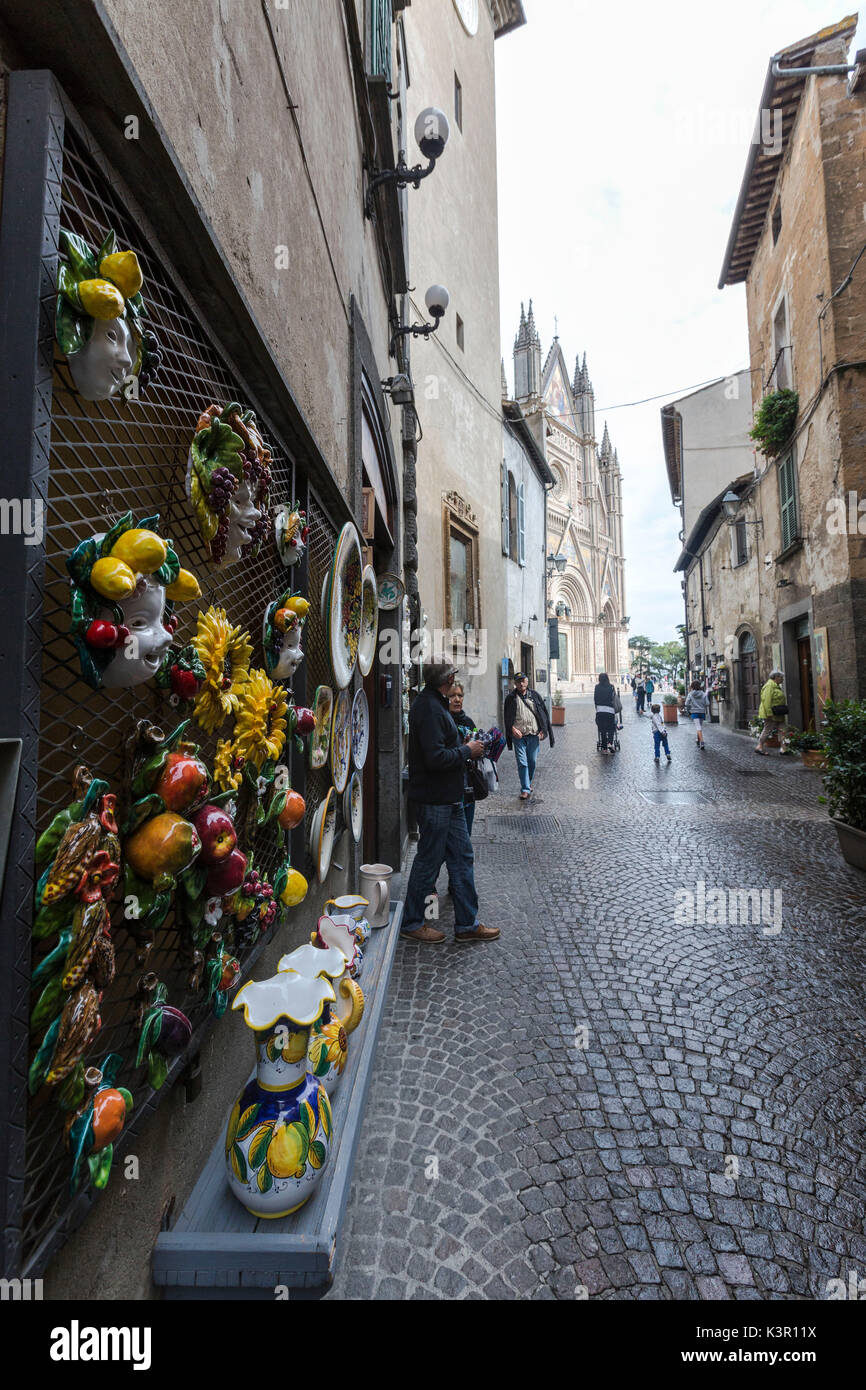 Un tipico vicolo con le botteghe di artigianato locali Orvieto Provincia di Terni Umbria Italia Europa Foto Stock