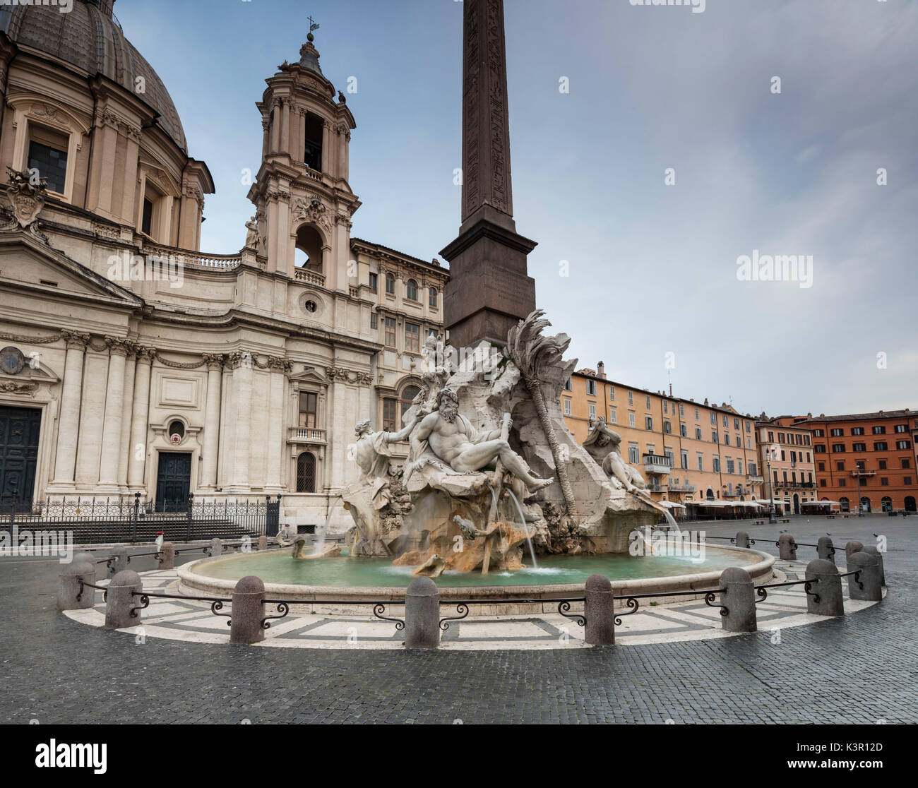 Panorama di Piazza Navona con la Fontana dei Quattro Fiumi e l'obelisco egizio al centro Roma Lazio Italia Europa Foto Stock