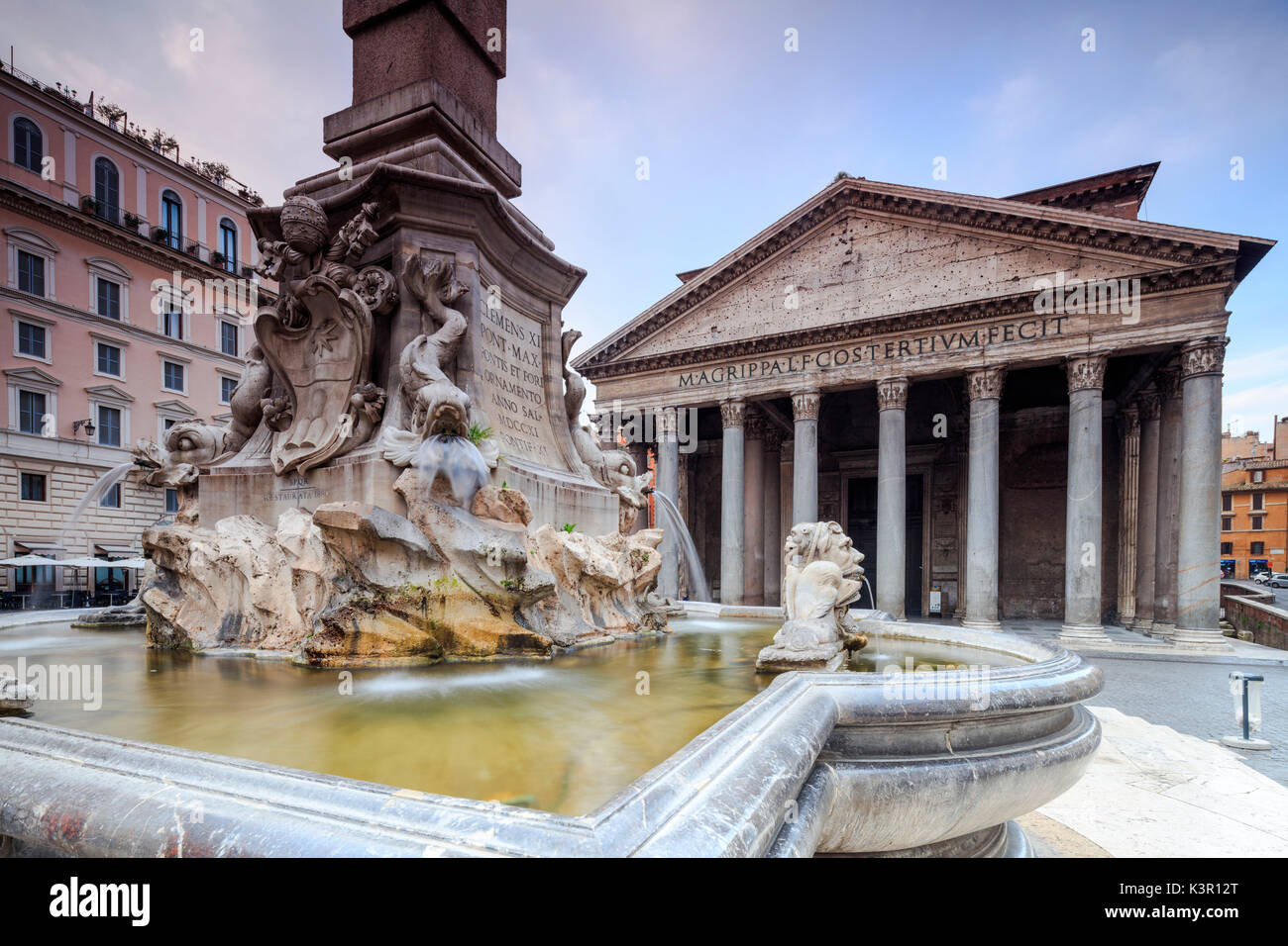 Vista della vecchia Il Pantheon è un edificio a pianta circolare con un portico di granito colonne corinzie e le sue fontane Roma Lazio Italia Europa Foto Stock