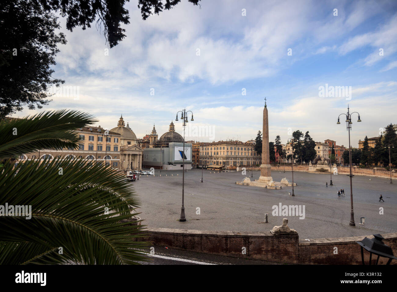 Vista dalla terrazza del Pincio che si affaccia su Piazza del Popolo verso la Basilica di San Pietro Roma Lazio Italia Europa Foto Stock