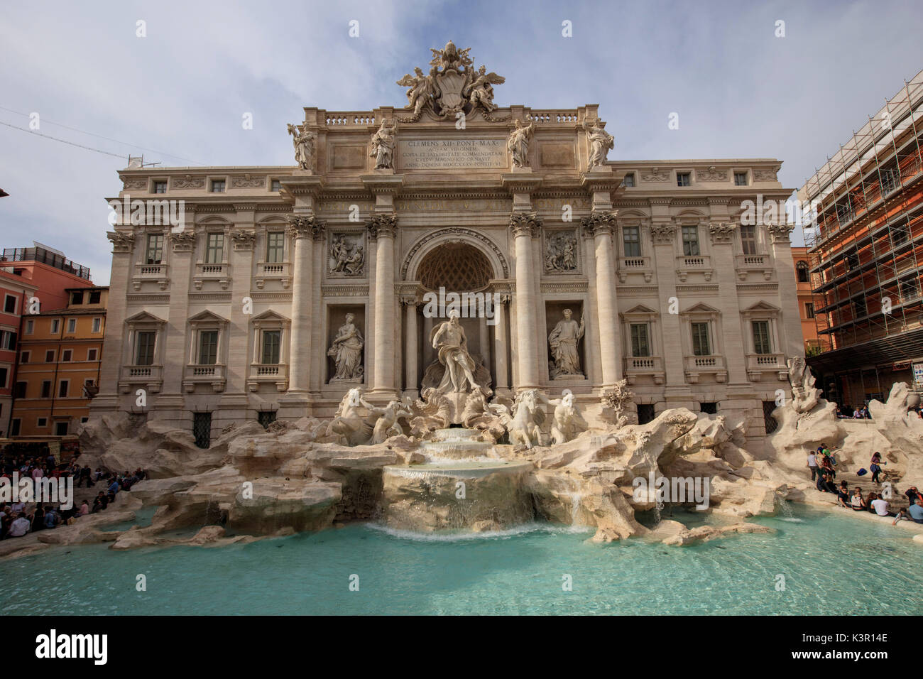 Vista la barocca fontana di Trevi decorato con statue e lesene corinzie Roma Lazio Italia Europa Foto Stock