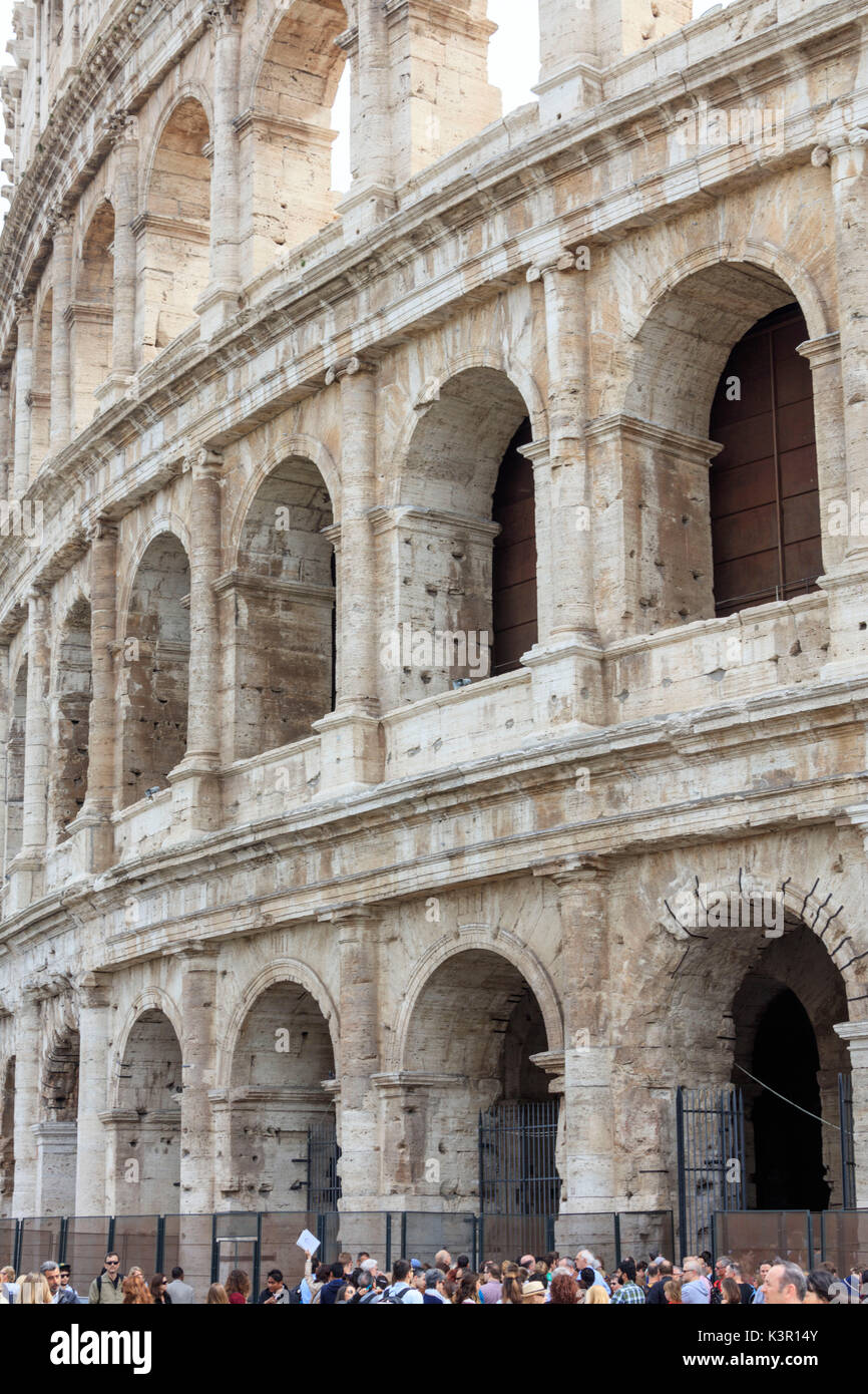 I dettagli architettonici dell' antico edificio del Colosseo il più grande anfiteatro mai costruito Roma Lazio Italia Europa Foto Stock