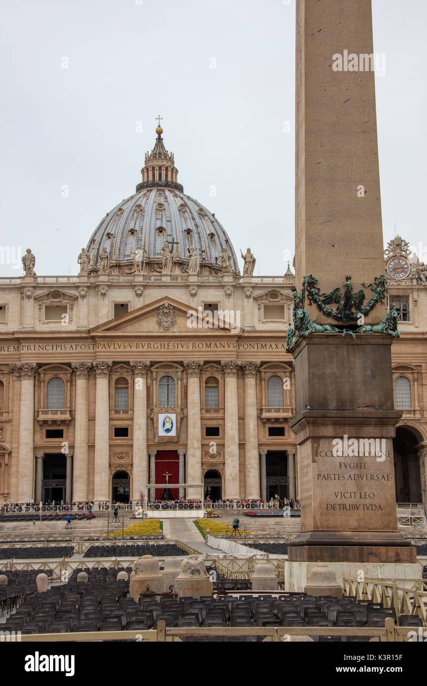 Una vista all'obelisco e cupola della Basilica di San Pietro in Vaticano il simbolo della religione cattolica Roma Lazio Italia Europa Foto Stock