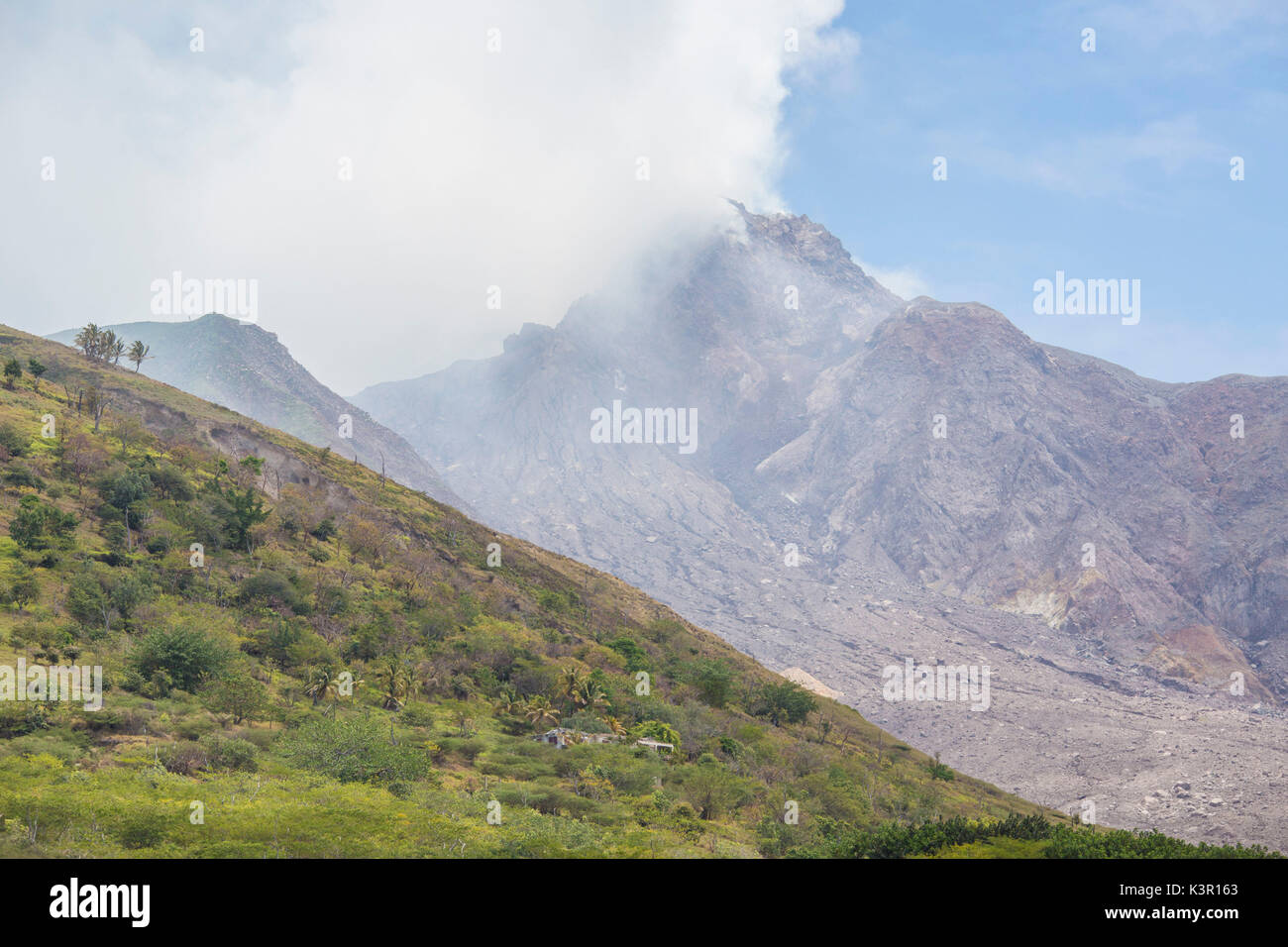 Haze intorno al picco di Soufrière Hills vulcano Montserrat Caraibi Isole Sottovento delle Piccole Antille Foto Stock