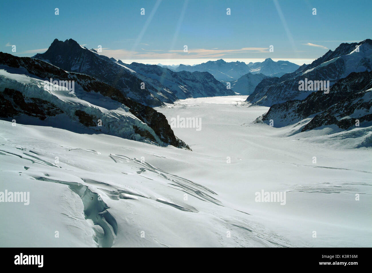 La grande ghiacciaio di Aletsch visto dalla stazione Jungfrau appare come un fiume che scorre verso la valle, Alpi Bernesi, Svizzera Europa Foto Stock