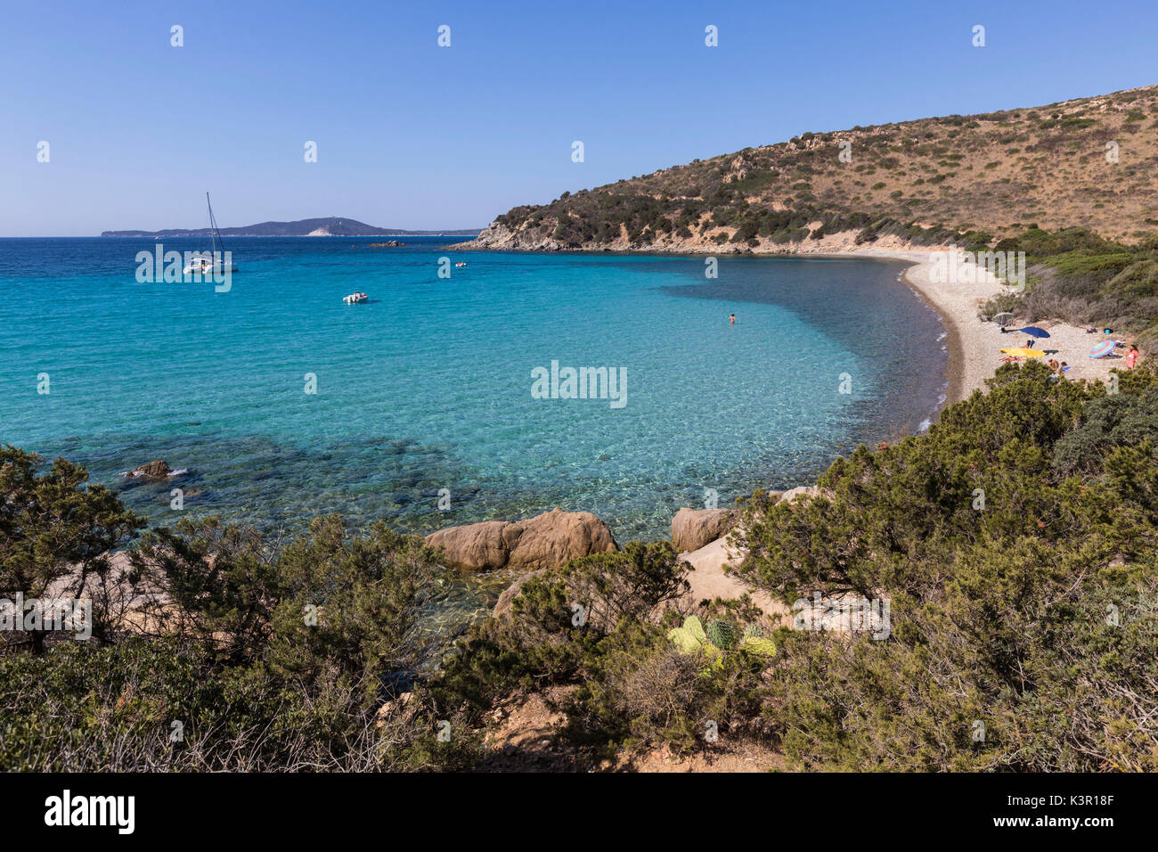 Vista sulla baia e sulla spiaggia di sabbia circondate dal mare turchese Punta Molentis Villasimius Cagliari Sardegna Italia Europa Foto Stock