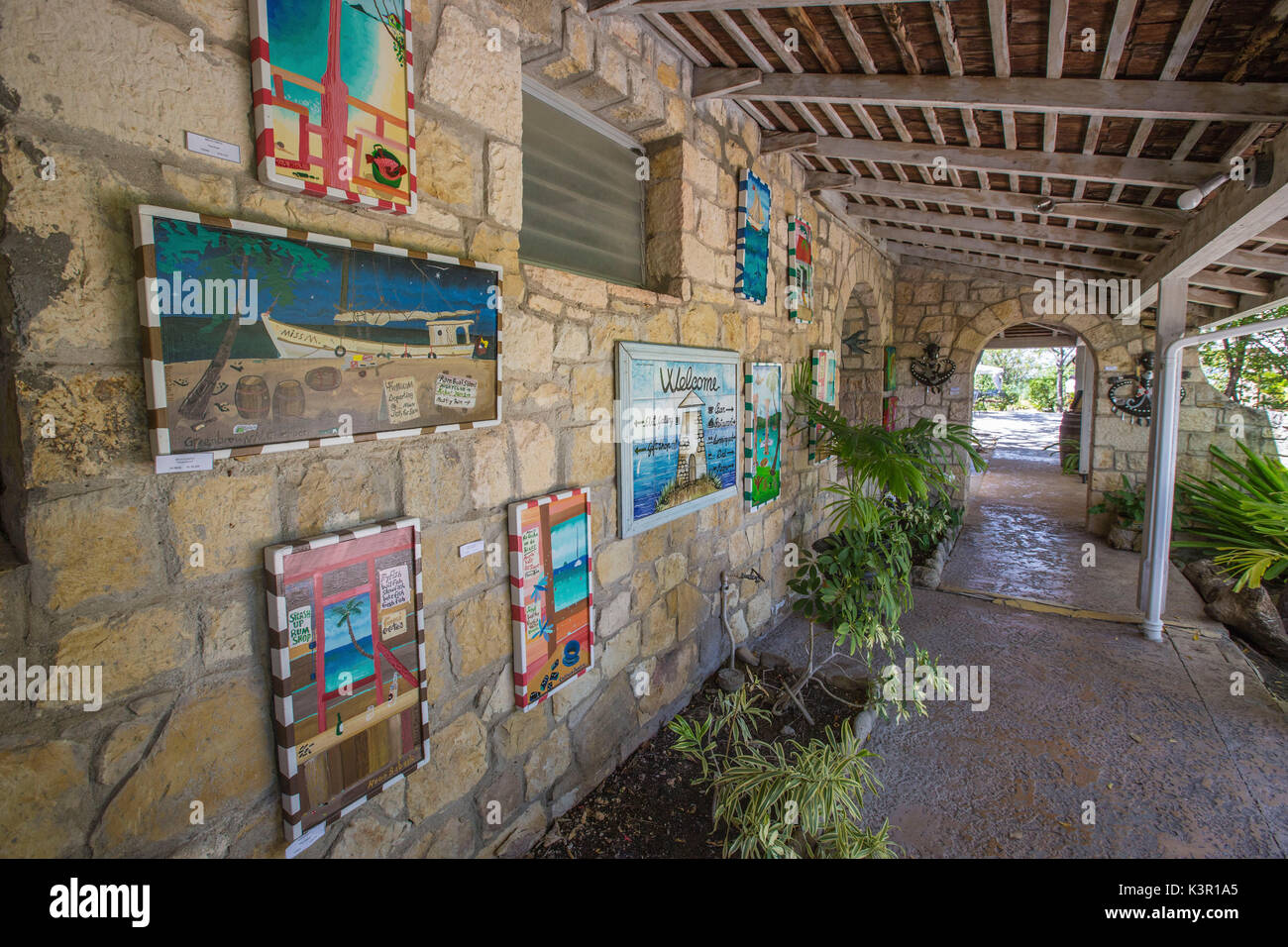 Arte e pittura locale sul muro di pietra di armonia Hall Caraibi Antigua e Barbuda Isola sottovento West Indies Foto Stock