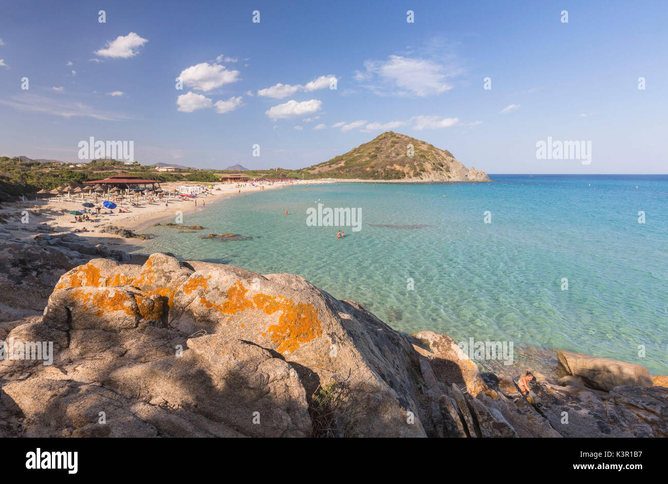 Vista del mare turchese e spiaggia di sabbia che circondano la baia di Cala Monte Turno Castiadas Cagliari Sardegna Italia Europa Foto Stock