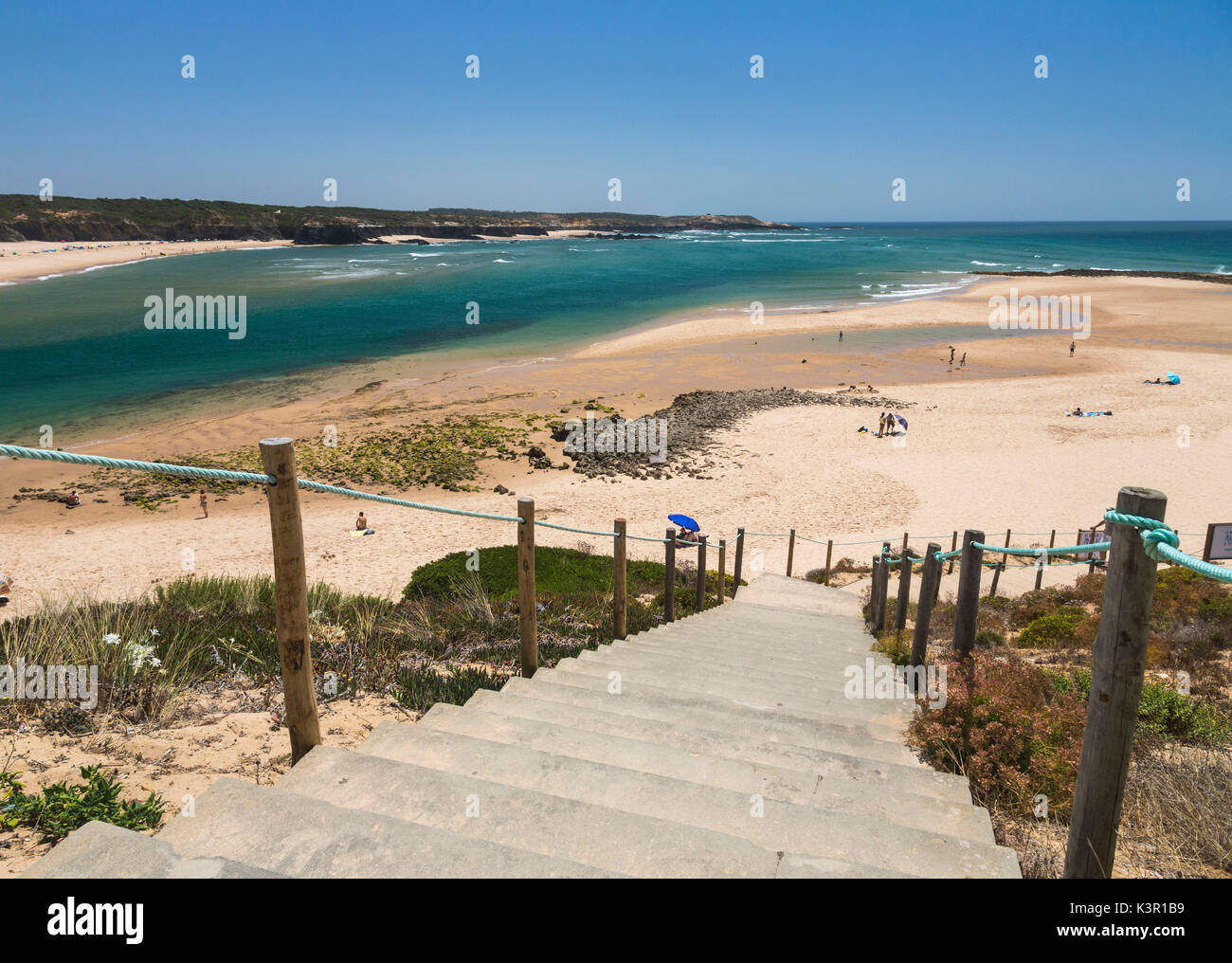 Vista della spiaggia di sabbia di Vila nova de Milfontes circondata dall'oceano blu Odemira Regione Alentejo Portogallo Europa Foto Stock