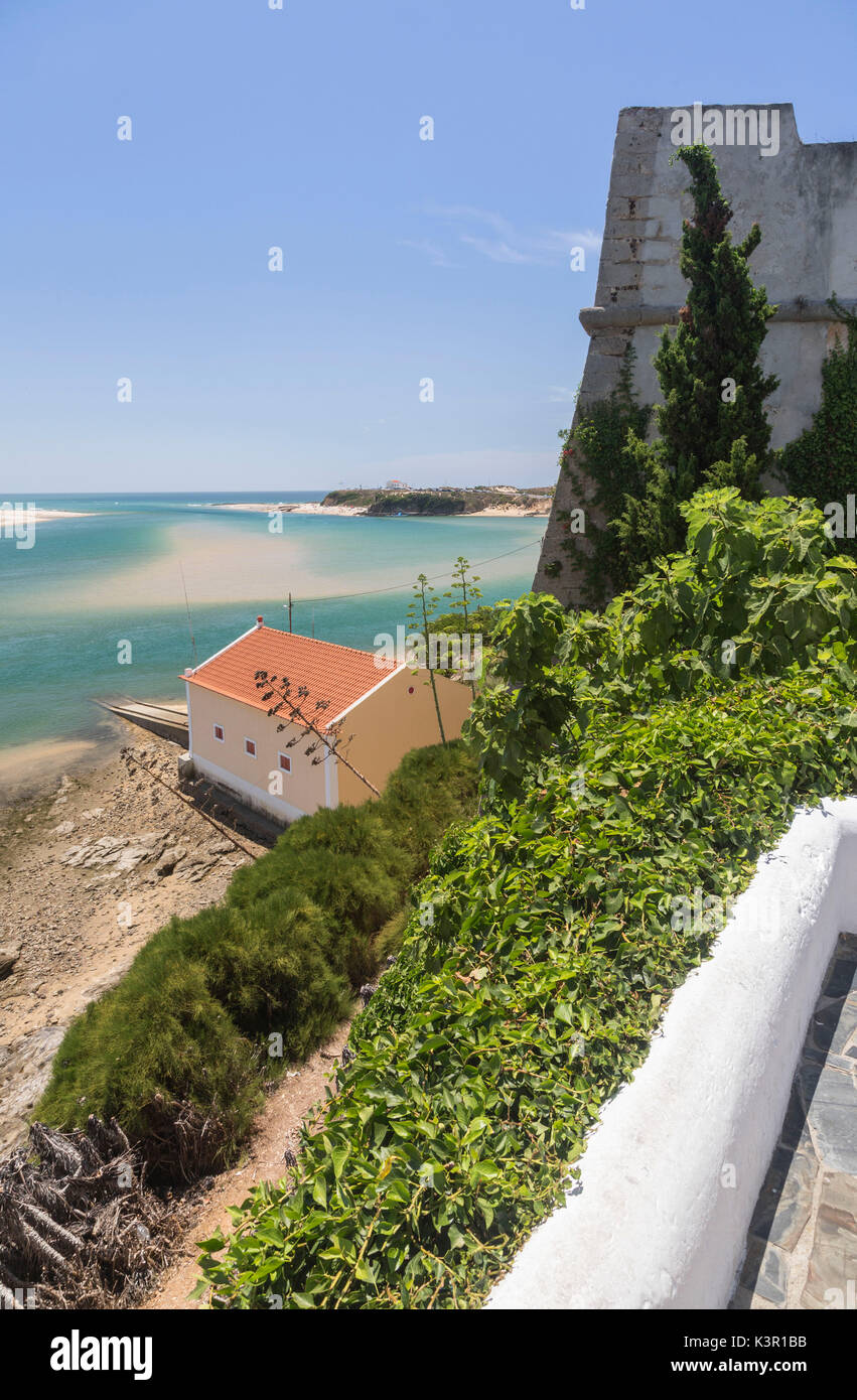 Vista dalla terrazza di Vila nova de Milfontes circondato dalle acque turchesi dell'oceano Odemira Regione Alentejo Portogallo Europa Foto Stock