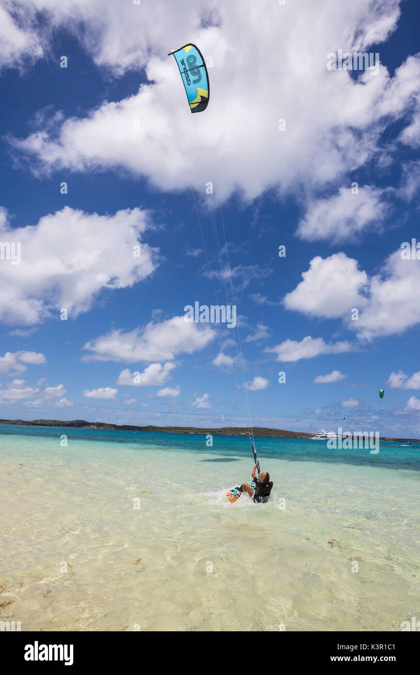 Il kitesurfing nella calma e acque turchesi del Mar dei Caraibi Isola Verde Antigua e Barbuda Isola sottovento West Indies Foto Stock