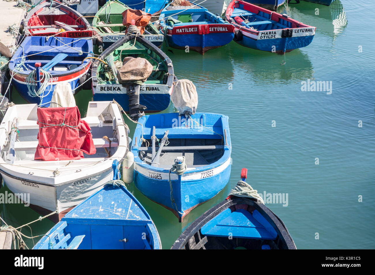 Il porto e le colorate barche da pesca su un giorno di estate Setubal in Portogallo Europa Foto Stock