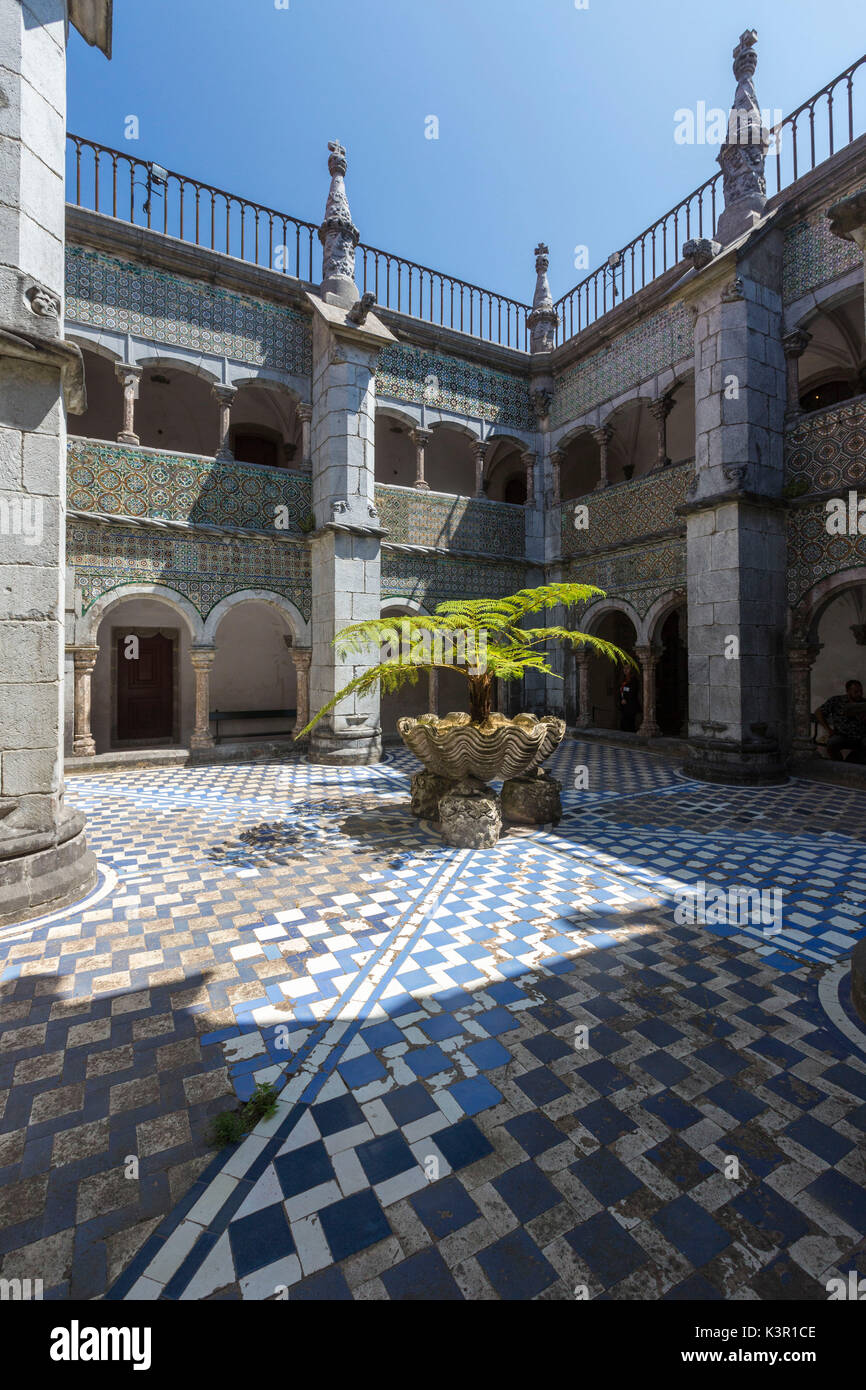 I colori e la decorazione del castello romanticist Palácio da Pena São Pedro de Penaferrim Sintra distretto di Lisbona Portogallo Europa Foto Stock