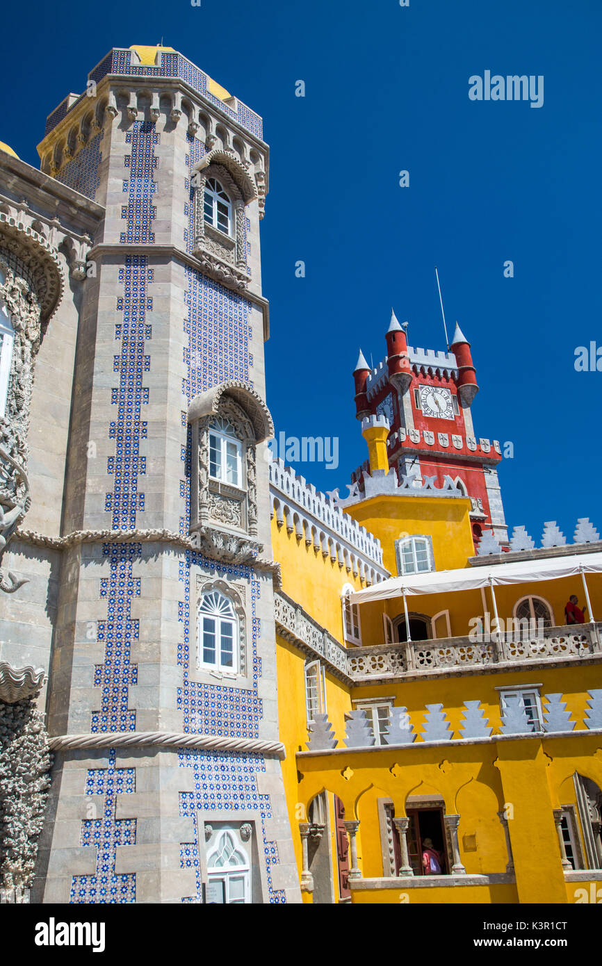 I colori e la decorazione del castello romanticist Palácio da Pena São Pedro de Penaferrim Sintra distretto di Lisbona Portogallo Europa Foto Stock
