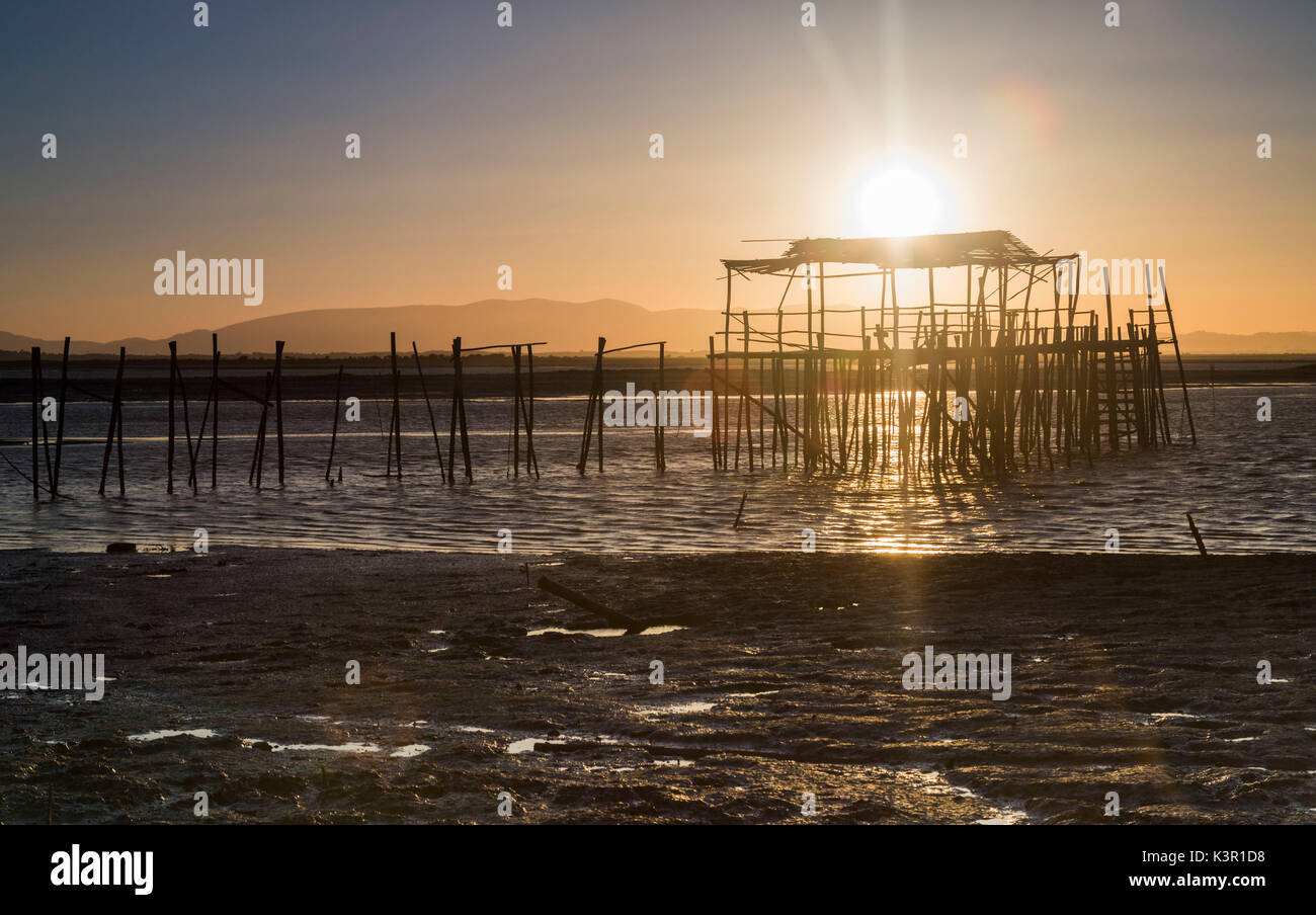 Tramonto al Molo Palafito Carrasqueira della riserva naturale del fiume Sado Alcacer do Sal Setubal in Portogallo Europa Foto Stock