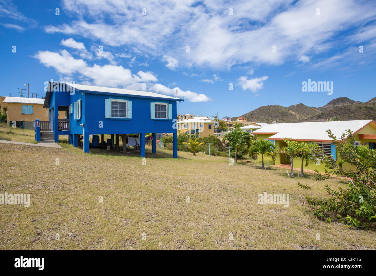 Case colorate di un villaggio su una molla giornata soleggiata Montserrat Caraibi Isole Sottovento delle Piccole Antille Foto Stock