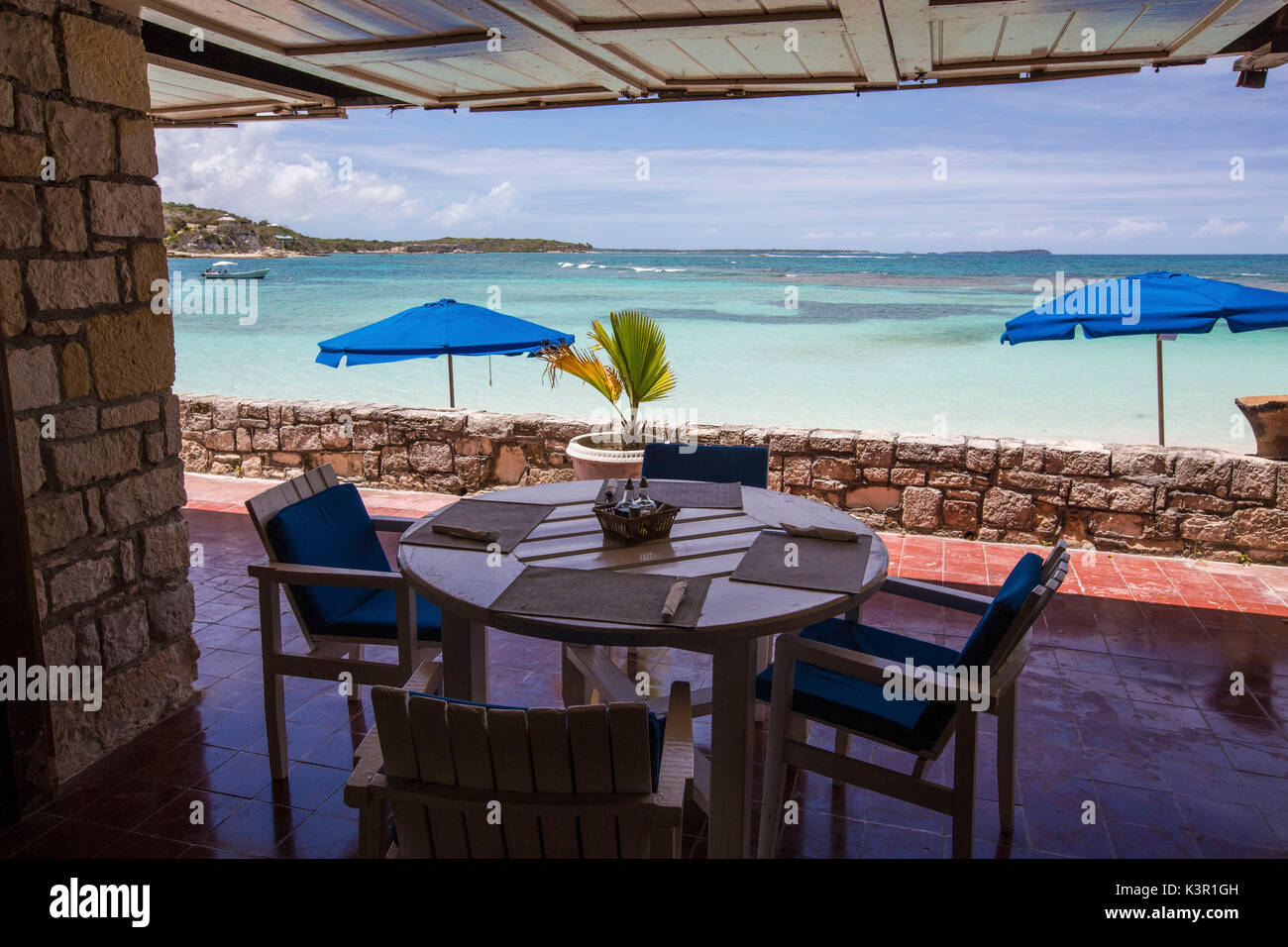 Vista del mare turchino dei Caraibi da un tavolo da pranzo di un resort Long Bay Antigua e Barbuda Leeward Islands West Indies Foto Stock