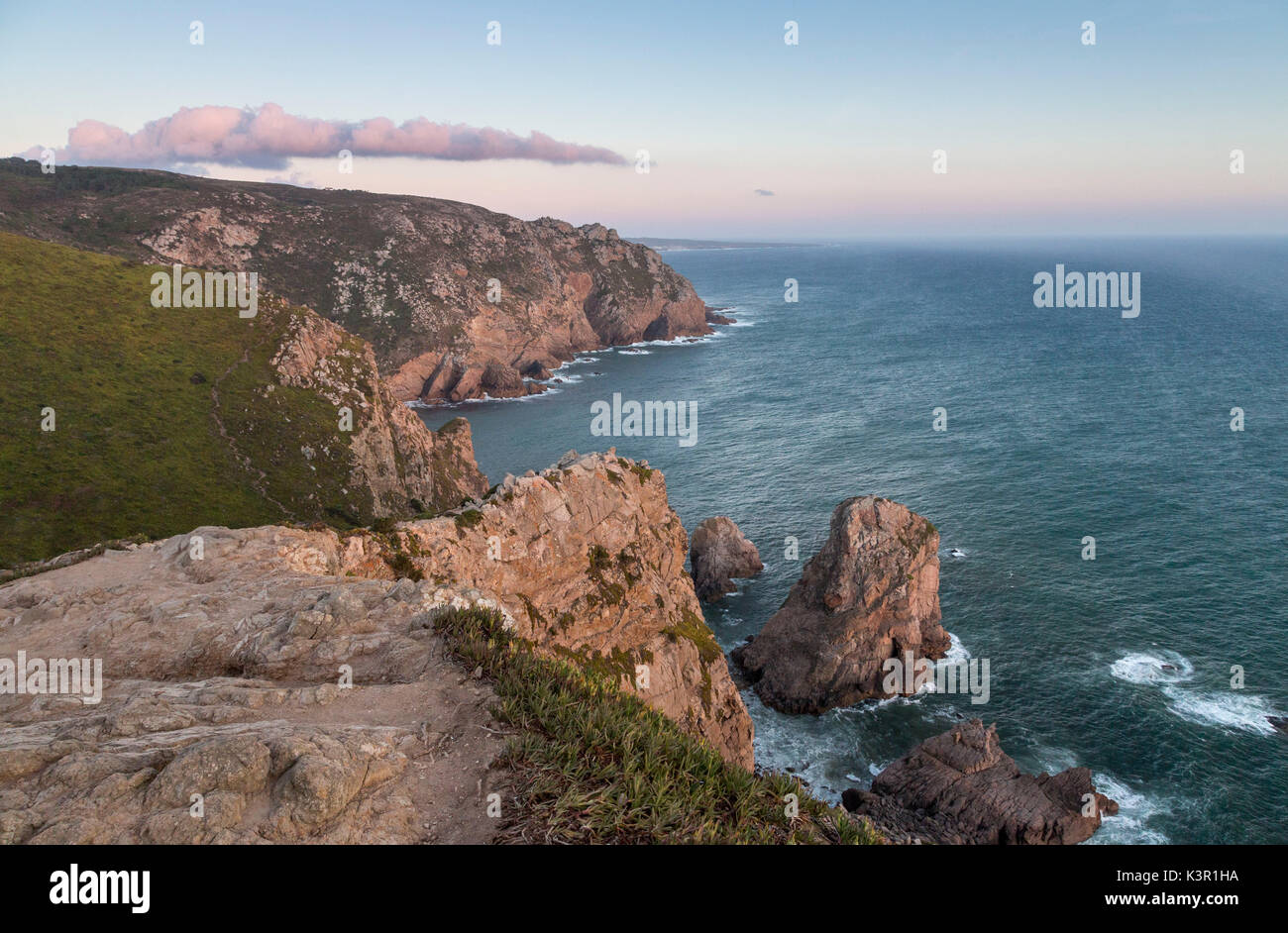 Oceano onde che si infrangono sulle rocce del Cabo da Roca cape al tramonto Sintra Portogallo Europa Foto Stock