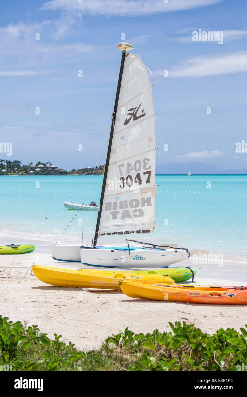 Il resort sul Mar dei Caraibi e le barche per i turisti il Jolly Beach Antigua e Barbuda Isola sottovento West Indies Foto Stock